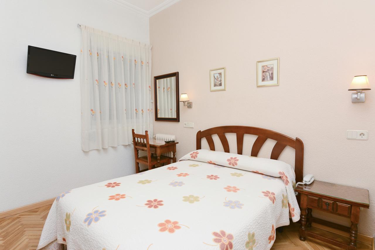 Hostal Biarritz Madrid Exterior photo