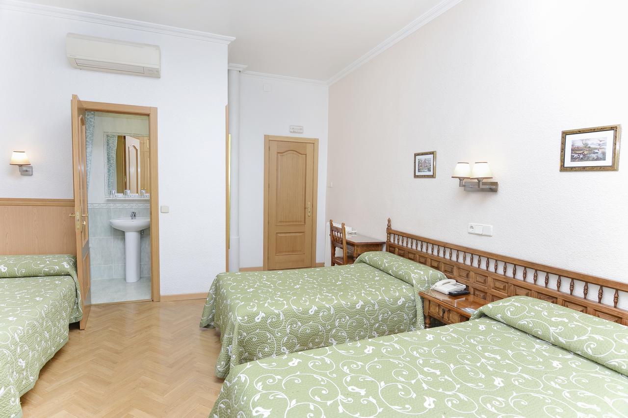 Hostal Biarritz Madrid Exterior photo